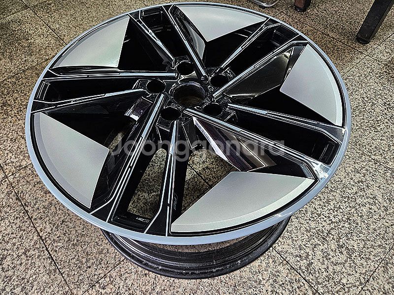 아우디 이트론 GT RS 정품 21인치 후륜용 휠 한개--1