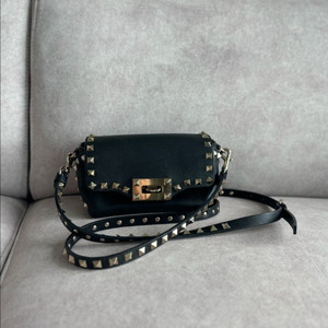 발렌티노 락스터드 크로스백