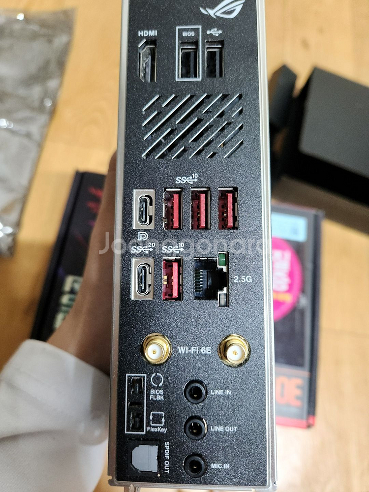 ASUS ROG STRIX B650E-I GAMING--1