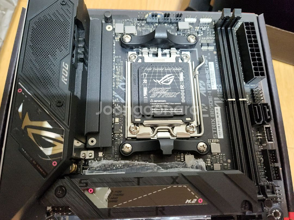 ASUS ROG STRIX B650E-I GAMING--6