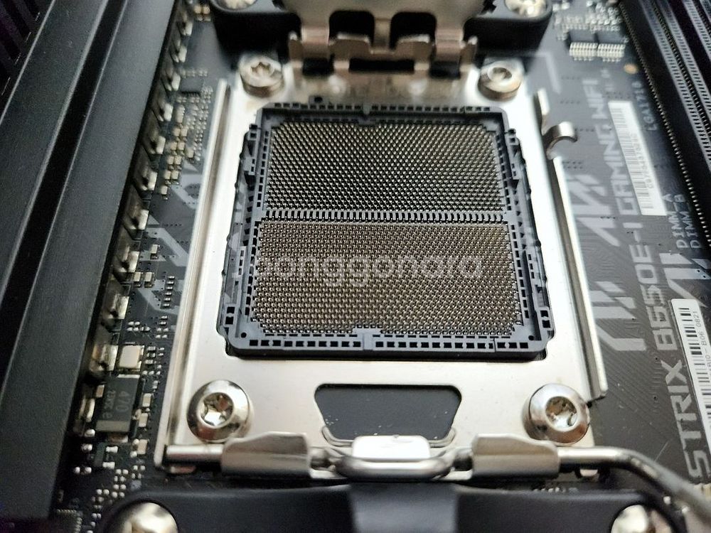 ASUS ROG STRIX B650E-I GAMING--7