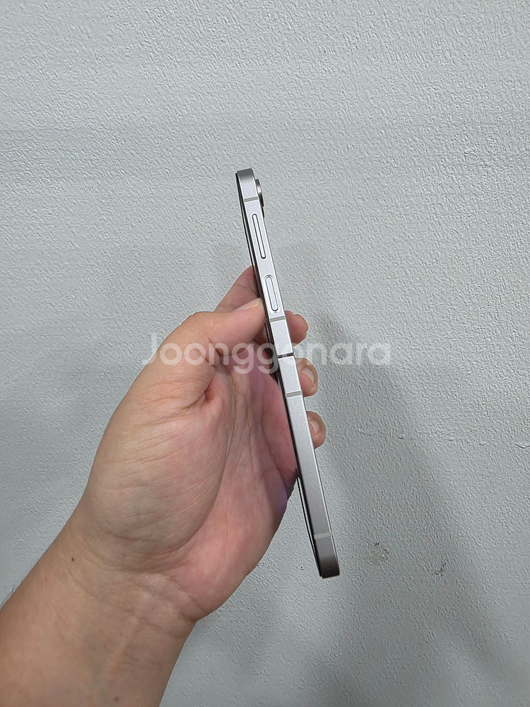 갤럭시 Z플립6 실버쉐도우 256기가 A급 팝니다--2