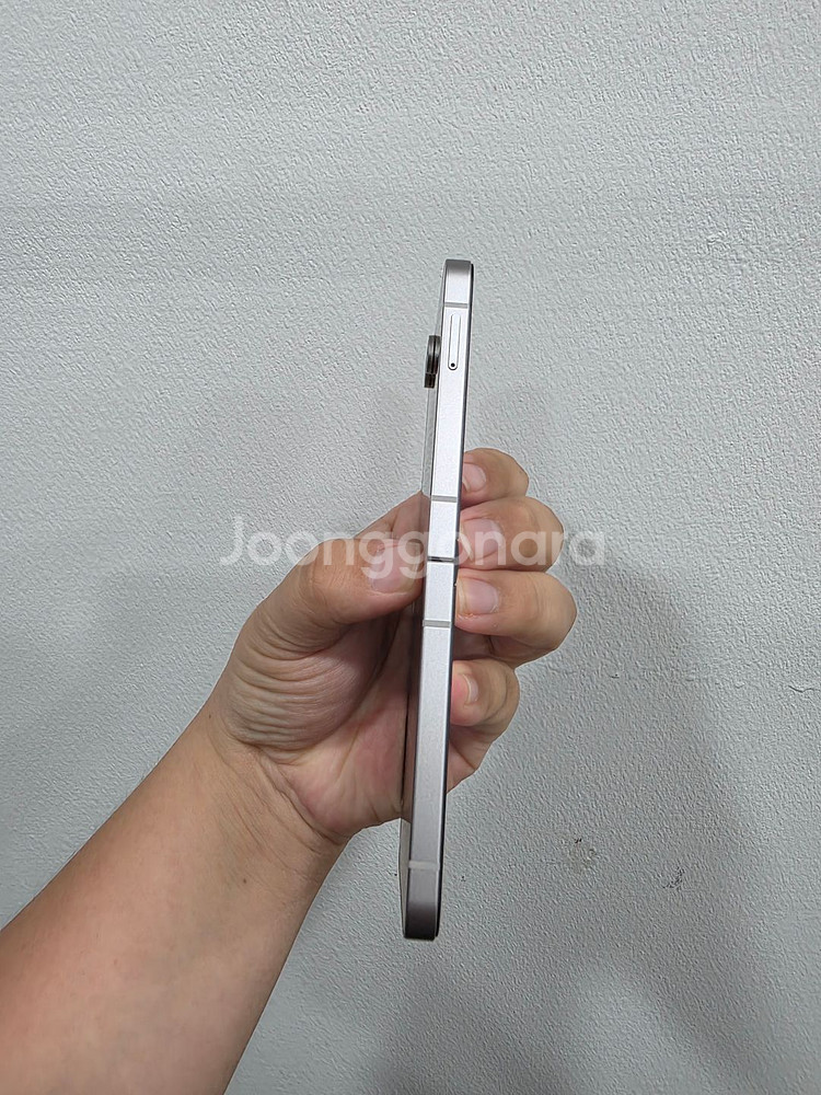 갤럭시 Z플립6 실버쉐도우 256기가 A급 팝니다--3