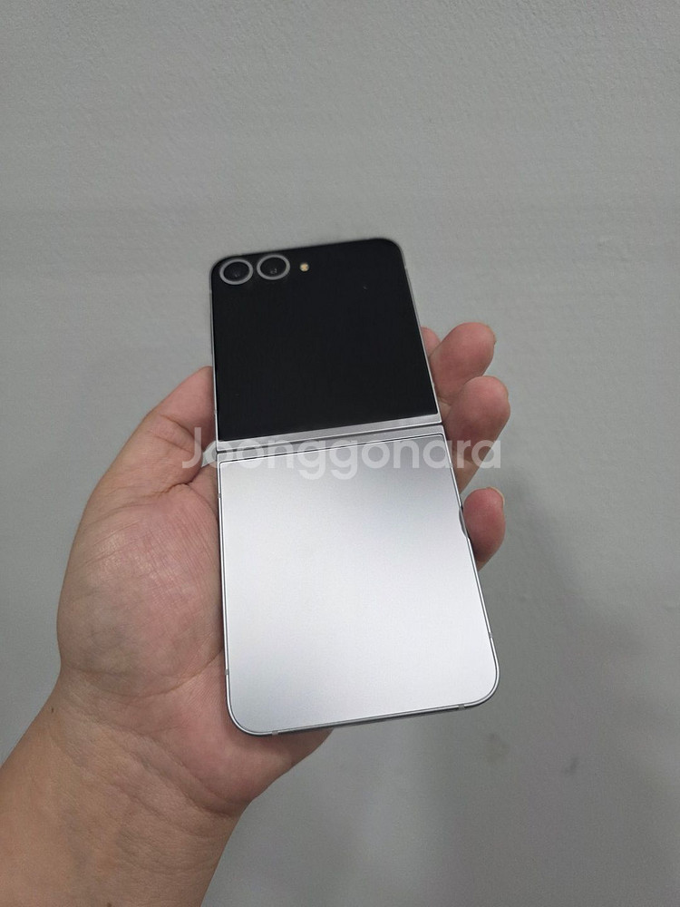 갤럭시 Z플립6 실버쉐도우 256기가 A급 팝니다--1