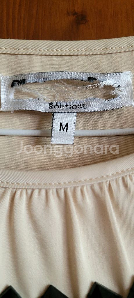 명품 부띠끄 아이보리색 보석 장식 원피스--2