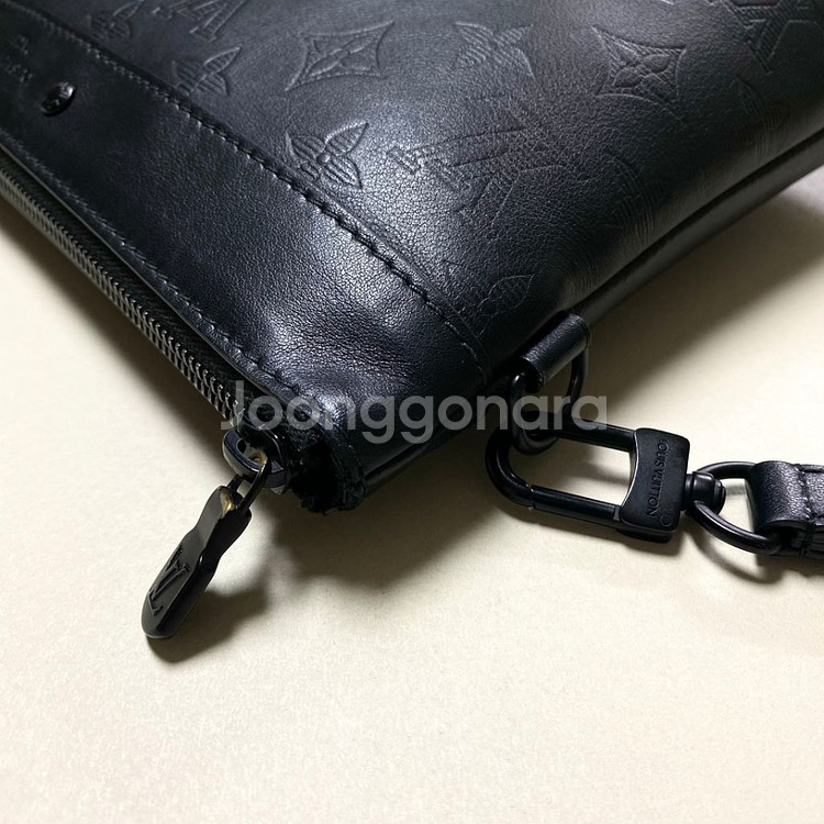 [백화점판/당일출고]루이비통 쉐도우 포쉐트 투고 클러치--2