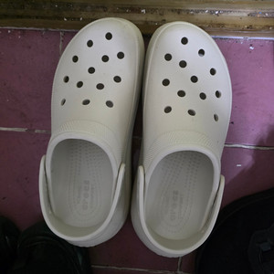 크록스 아이보리 샌들