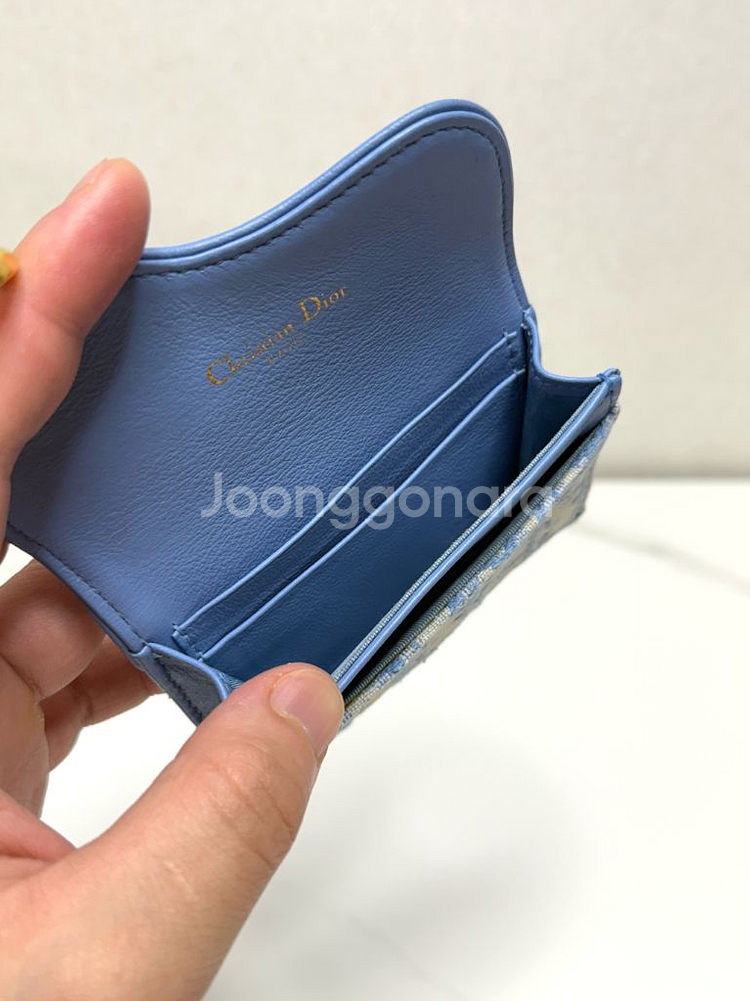 (국내한정판)디올 새들 블룸 카드지갑 콘플라워--5