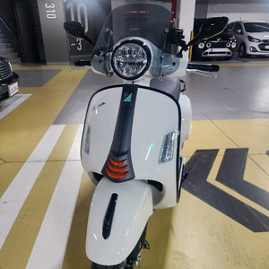 베스파 gts 125 25년식 5km주행한 완전 새상품