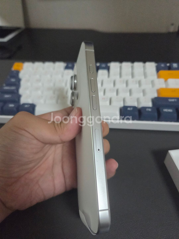 아이폰16프로 화이트티타늄 256gb 팝니다--2