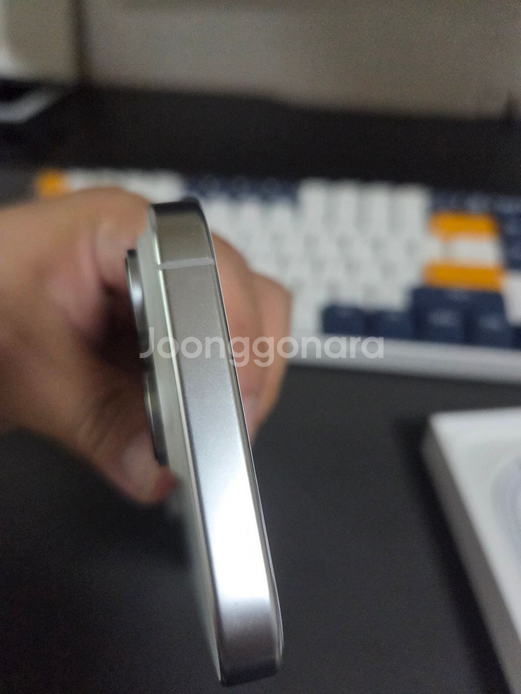 아이폰16프로 화이트티타늄 256gb 팝니다--1