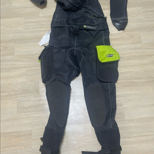 산티 드라이 슈트 여성용 판매합니다.