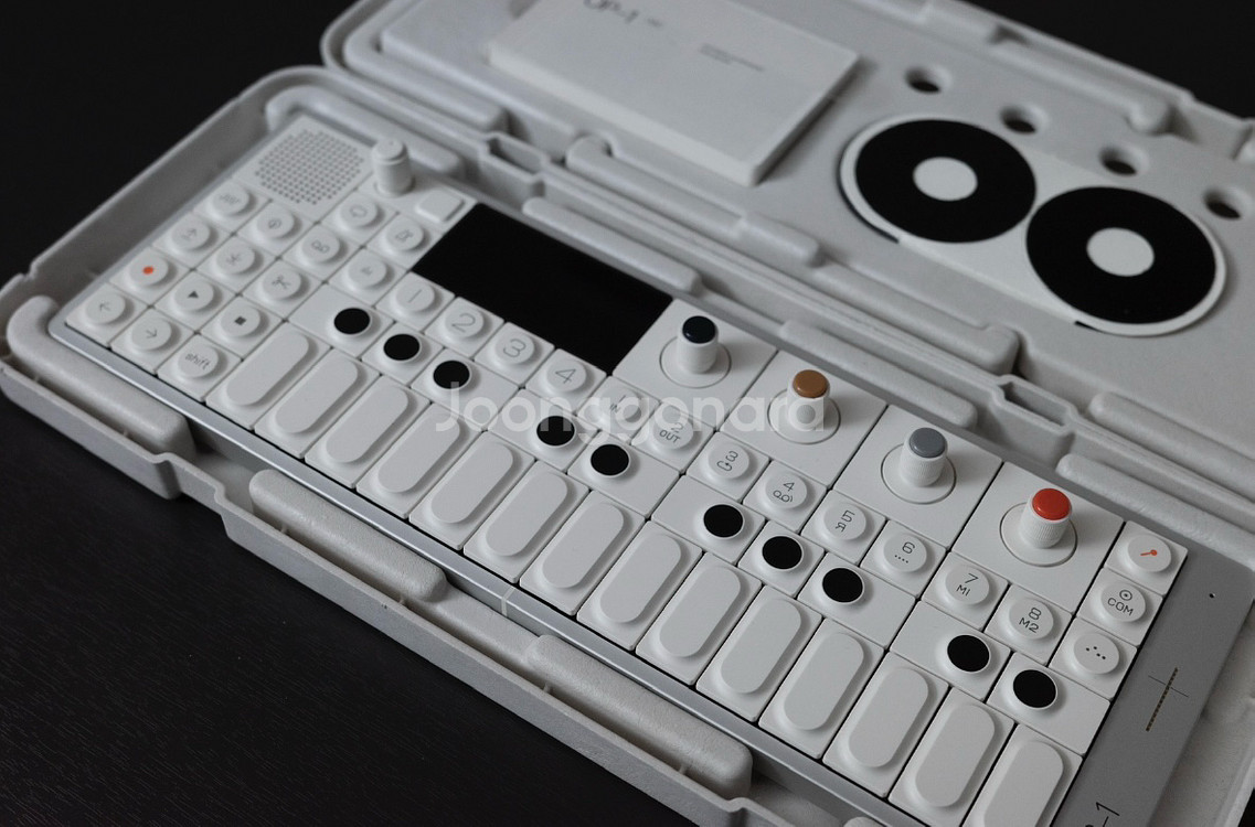 Teenage Engineering OP-1 field--1