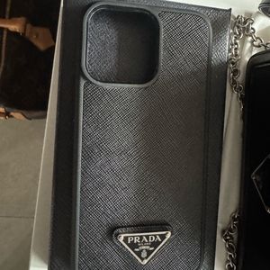 PRADA 아이폰 15 Pro Max 사피아노 케이스