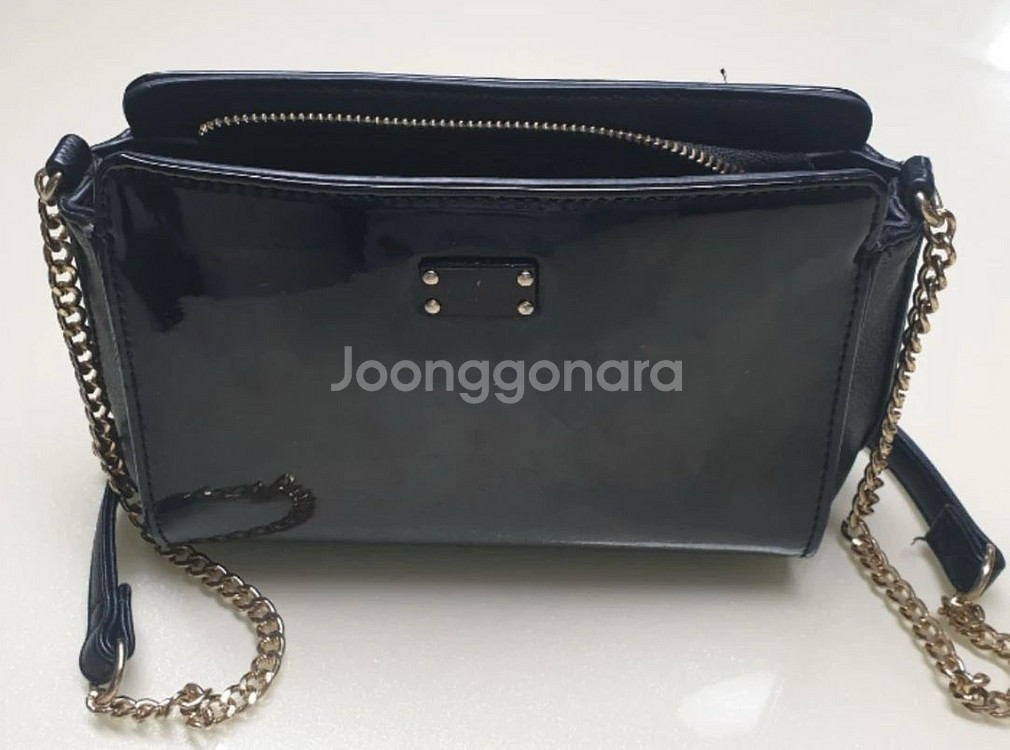 [폴스부띠끄 유광 핸드백] 세련된 디자인, 상태 좋아요--0