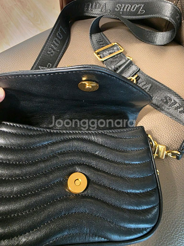 루이비통 뉴 웨이브 멀티 포쉐트--5