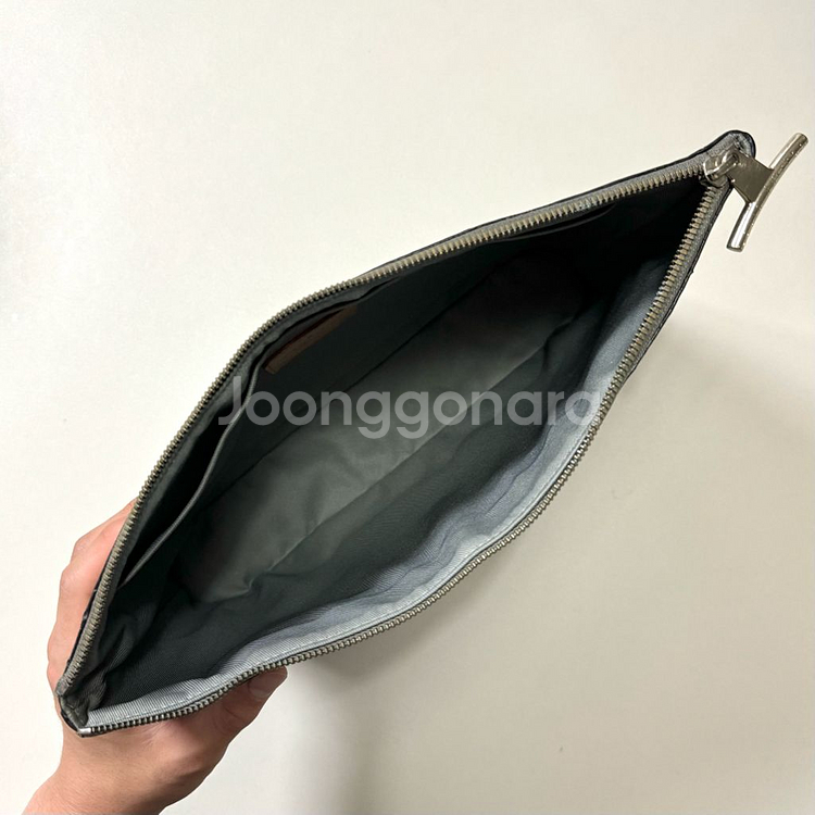 루이비통 X 킴존스 코스모스 모노그램 티타늄 클러치--3