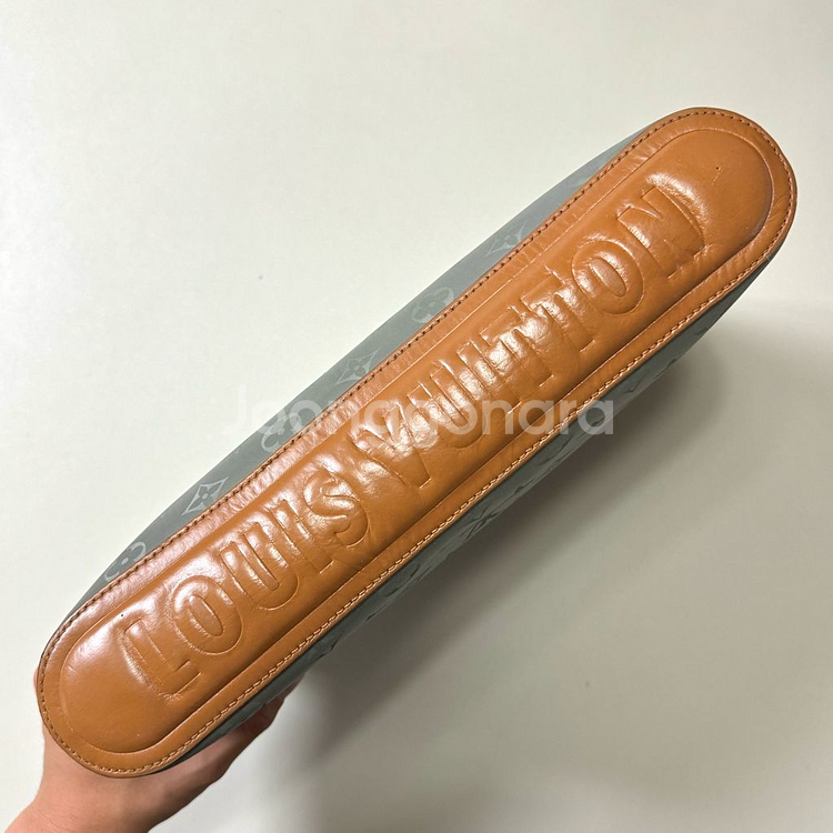 루이비통 X 킴존스 코스모스 모노그램 티타늄 클러치--4
