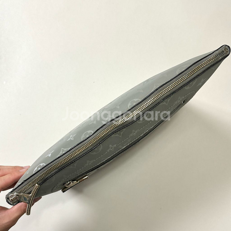 루이비통 X 킴존스 코스모스 모노그램 티타늄 클러치--7