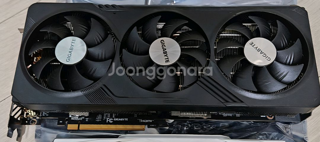 GIGABYTE AMD Radeon RX 7700 XT--1