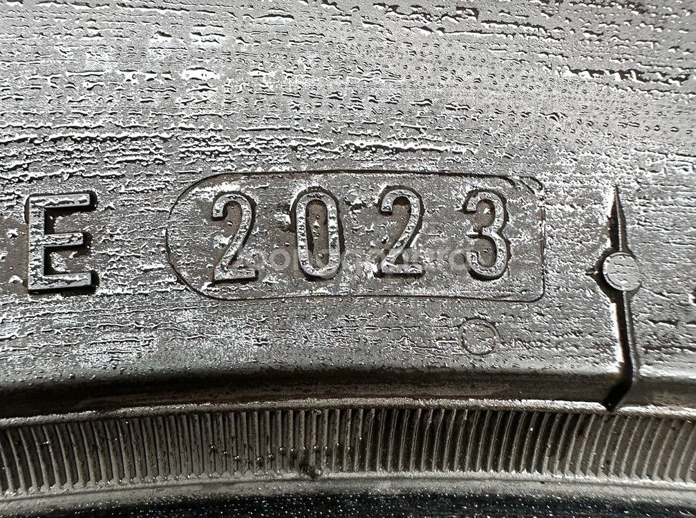 235 55 18중고타이어2개2355518--4