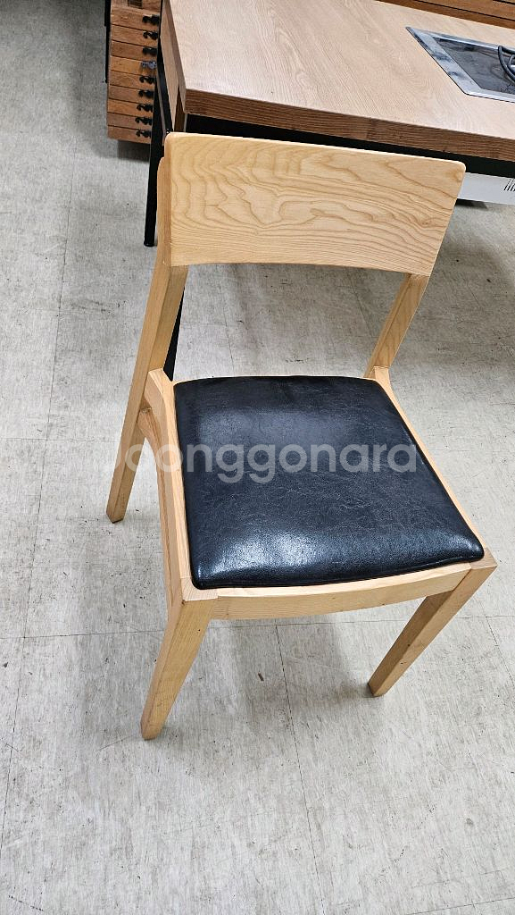 깨끗하고 튼튼한의자 개당 25000원--0