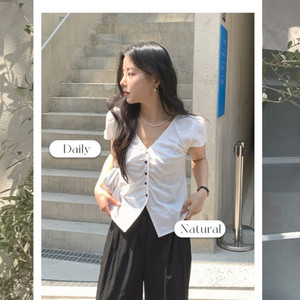 모노데일리 레넌 브이 셔링 블라우스 화이트