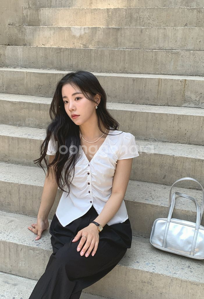 모노데일리 레넌 브이 셔링 블라우스 화이트--1