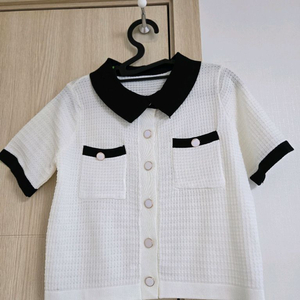 화이트 블랙 배색 니트