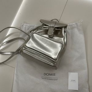 돈키 코이 실버 백팩