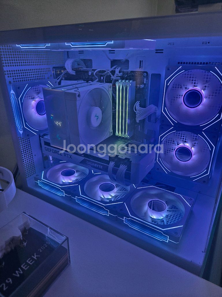 5700x3d+3070 화이트 어항 컨셉 게이밍 본체--1