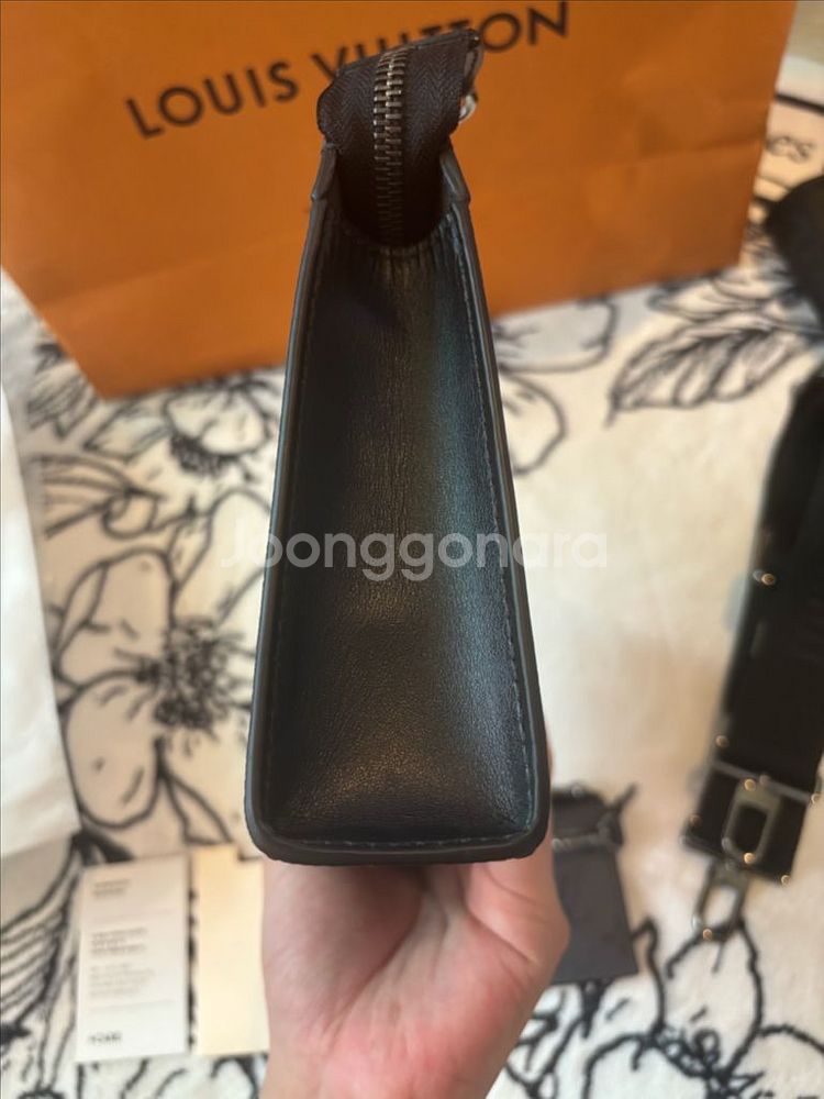 {새상품급/번개케어인증 루이비통 가스통 웨어러블 월릿--2