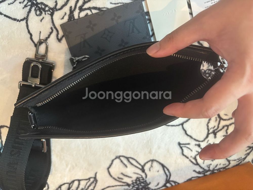 {새상품급/번개케어인증 루이비통 가스통 웨어러블 월릿--6