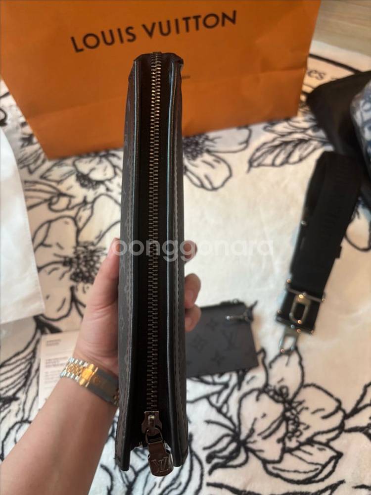 {새상품급/번개케어인증 루이비통 가스통 웨어러블 월릿--4