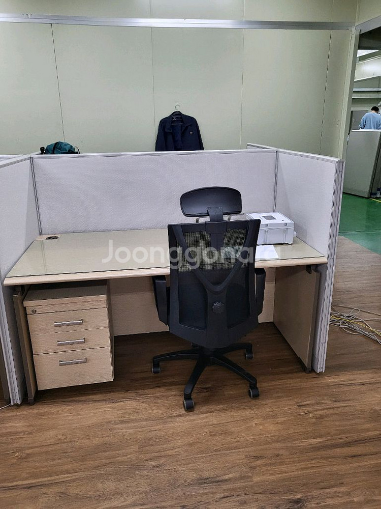 파티션 책상 의자 철제캐비넷 철재옷장 원탁 작업탁자--3