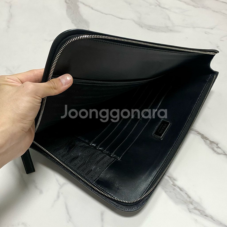 프라다 사피아노 레더 삼각로고 도큐먼트 클러치백--5