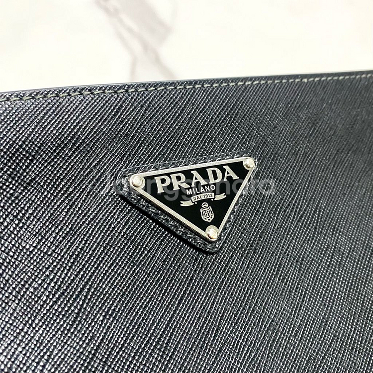 프라다 사피아노 레더 삼각로고 도큐먼트 클러치백--3