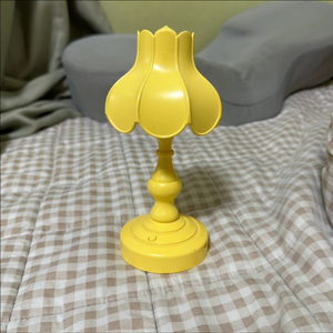 노란색 미니 탁상램프