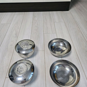 밥 , 국 그릇 들