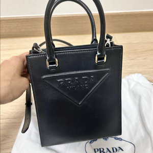 프라다가방 엠보싱삼각로고 탑핸들백