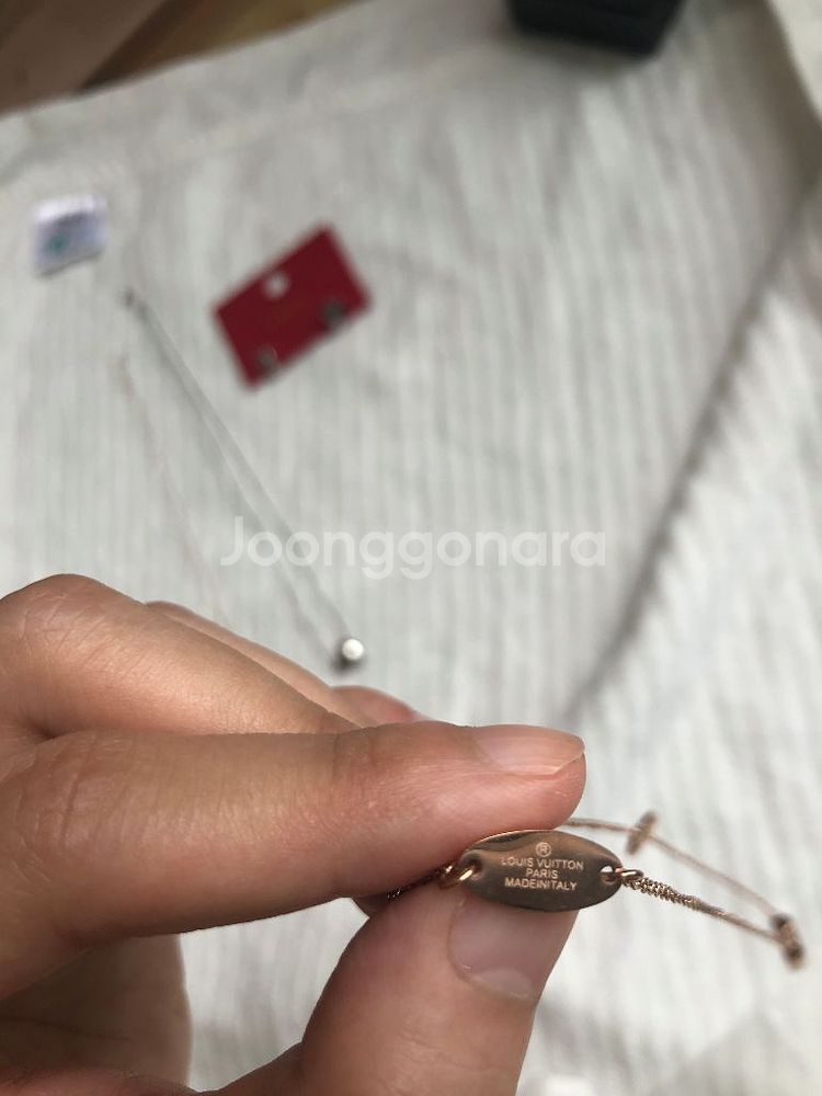 루이 에센셜 로즈골드 풀각인 써지도금 목걸이--3