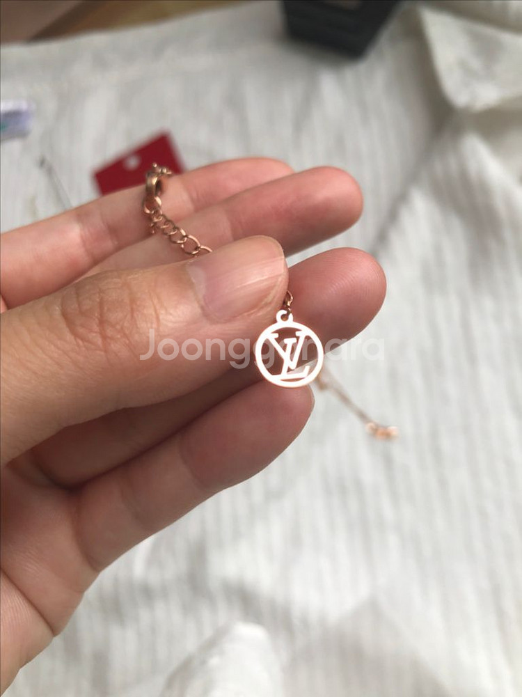 루이 에센셜 로즈골드 풀각인 써지도금 목걸이--4