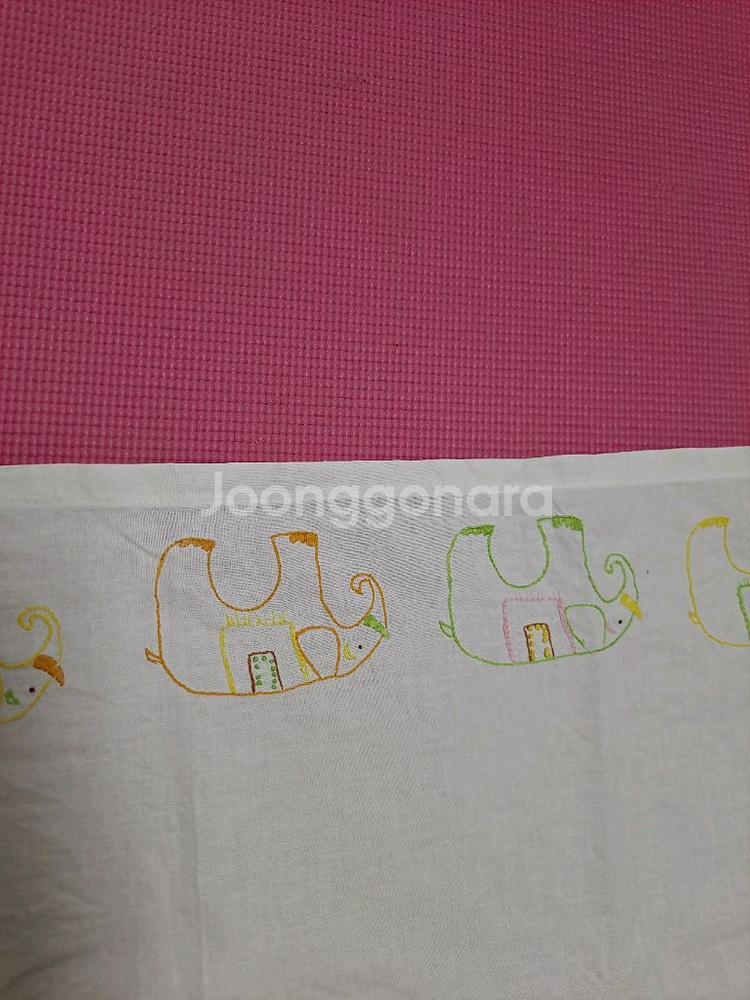 제가 직접 수놓은 배겟닛 배게 커버 사진상태로 팔아요--2