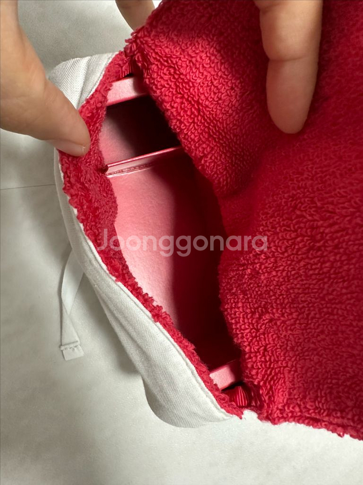 샤넬 N1 레드 까멜리아 원통형 파우치 판매해요.--2