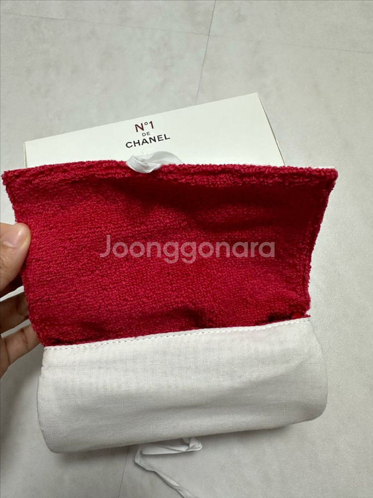 샤넬 N1 레드 까멜리아 원통형 파우치 판매해요.--1