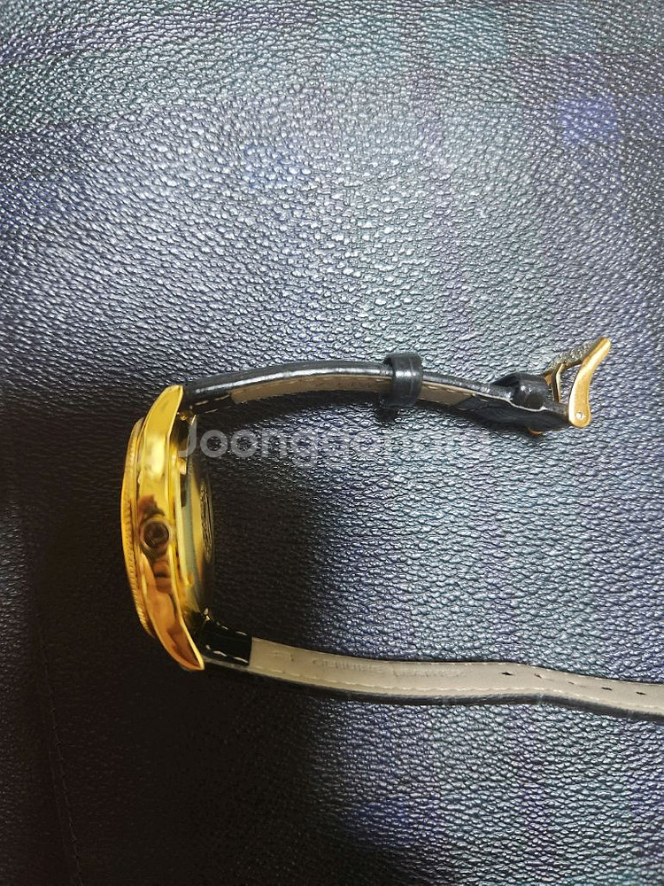 오메가 금장 가죽 시계입니다--1