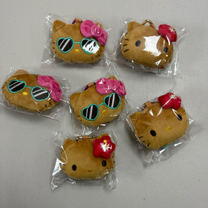 산리오 태닝헬로키티 카라비너 동전지갑