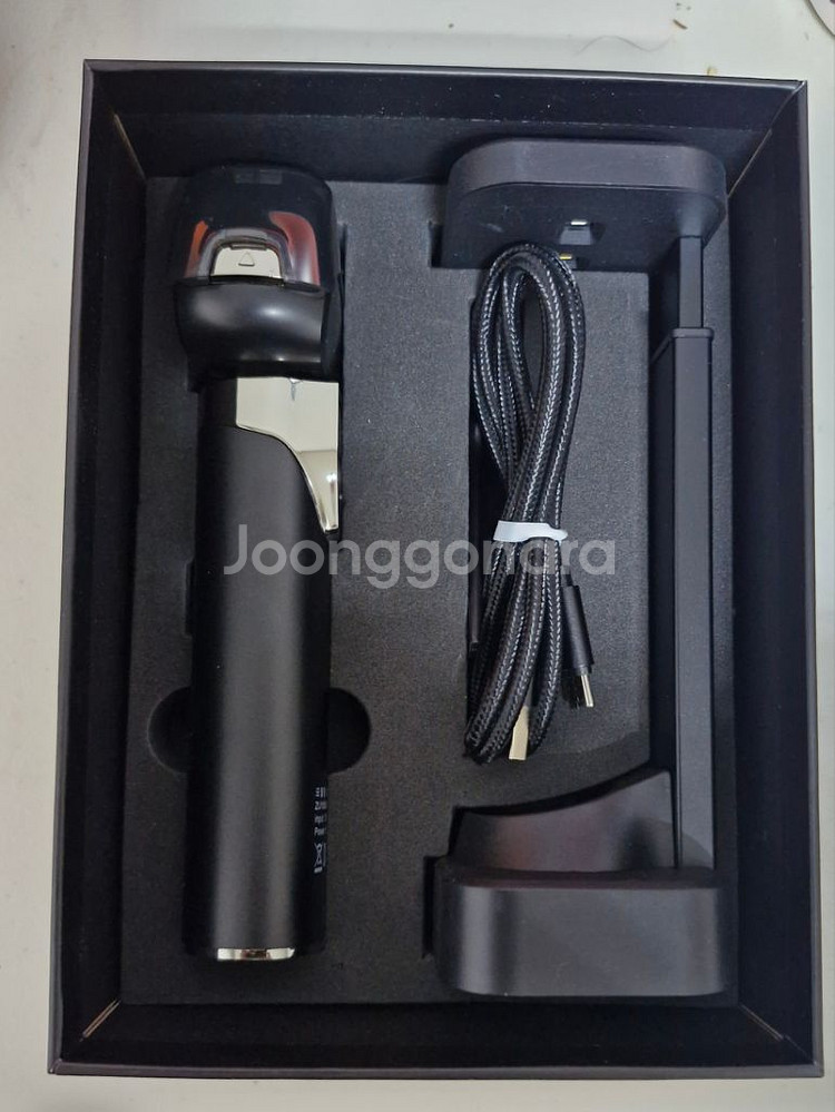 로트 살균 거치대 포함 전기 면도기--1