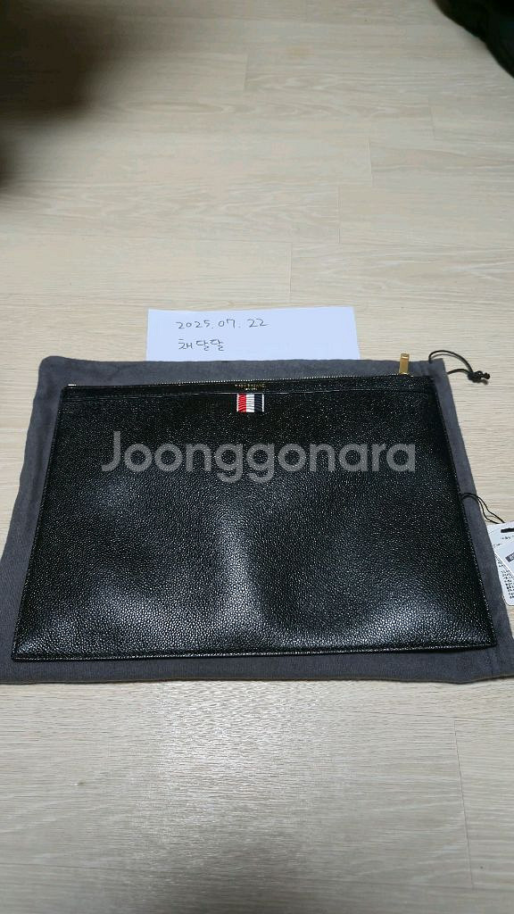 (압구정 갤러리아 구입) 톰브라운 소가죽 클러치 팝니다--0