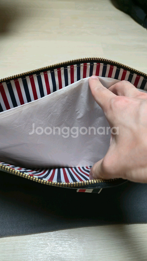 (압구정 갤러리아 구입) 톰브라운 소가죽 클러치 팝니다--3